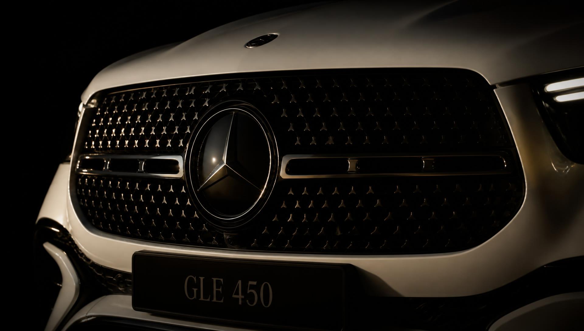 Kühlergrill des Mercedes-Benz GLE 450 von Safari Taxi Luzern bei Nacht